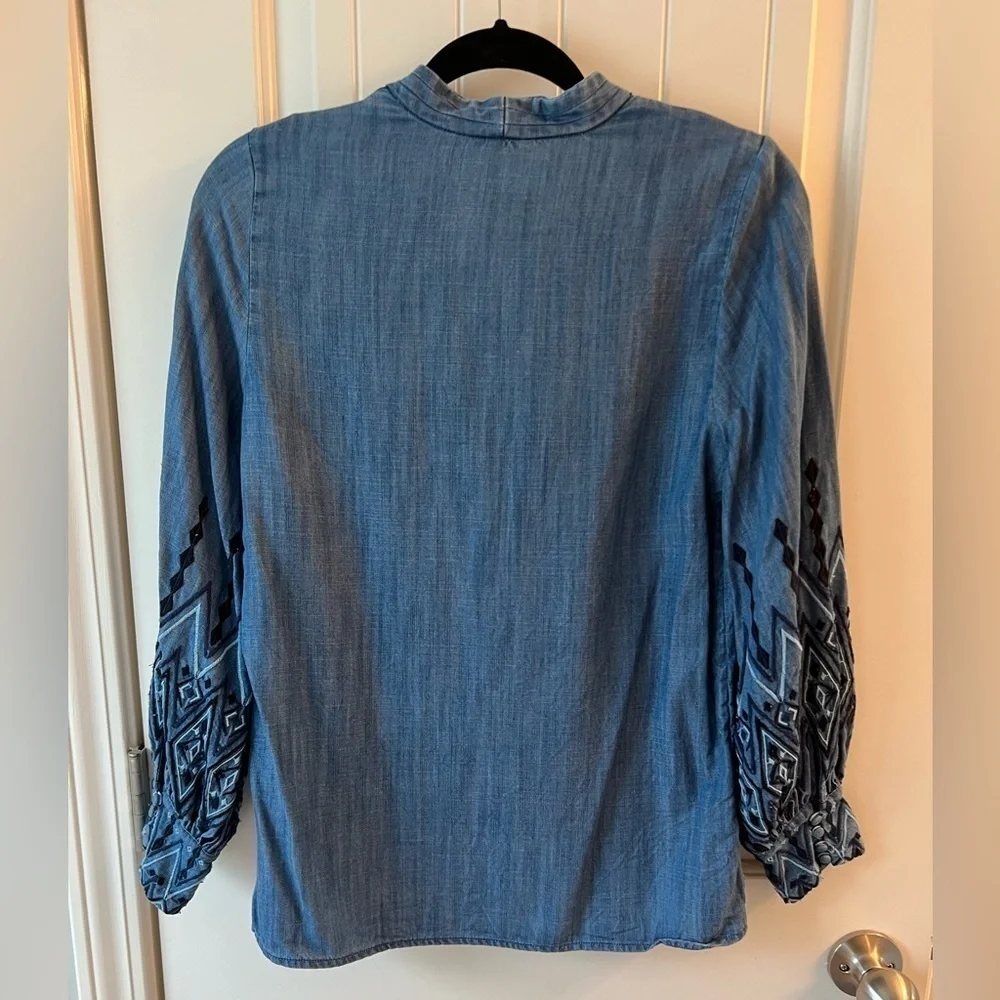💕 Chico's Embroidered-Sleeve Top Denim Blue Size 0 - Picture 6 of 10